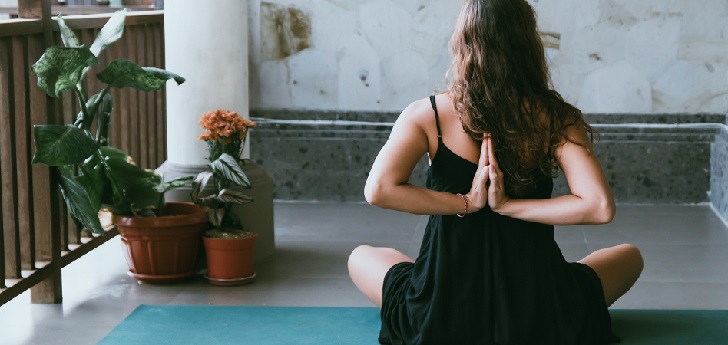 Mujer haciendo yoga AstraZeneca se une al yoga